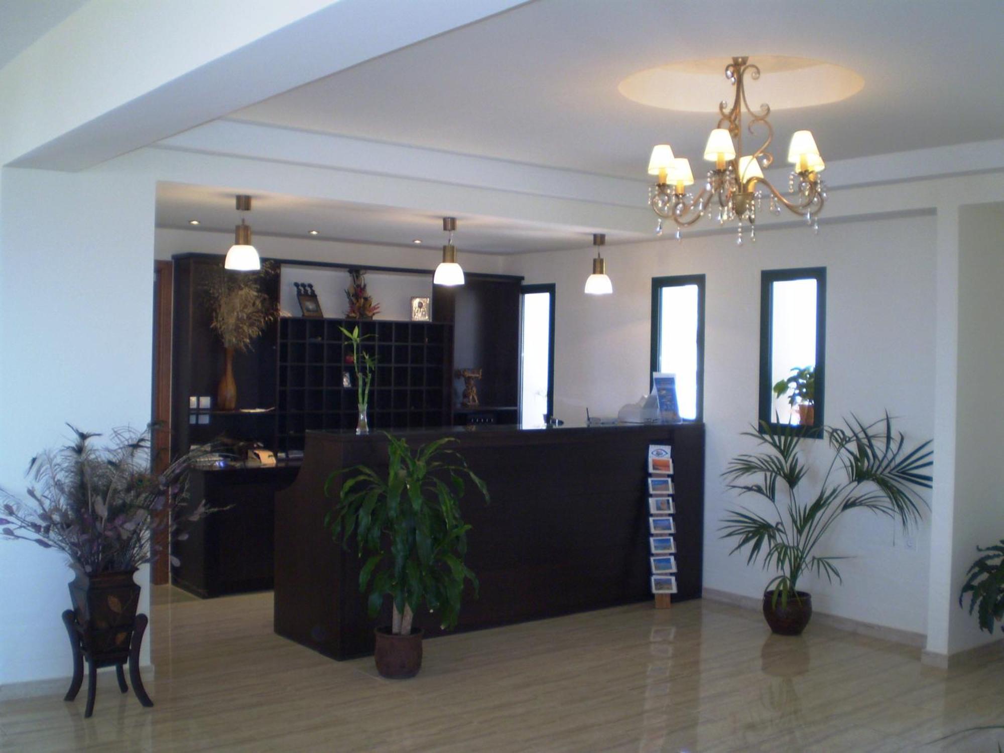 Roubini Apartments ฟาลาซาร์นา ภายนอก รูปภาพ